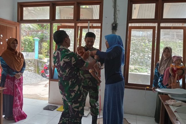 Babinsa Melaksanakan Pendampingan Kegiatan Posyandu di Desa Binaan. 