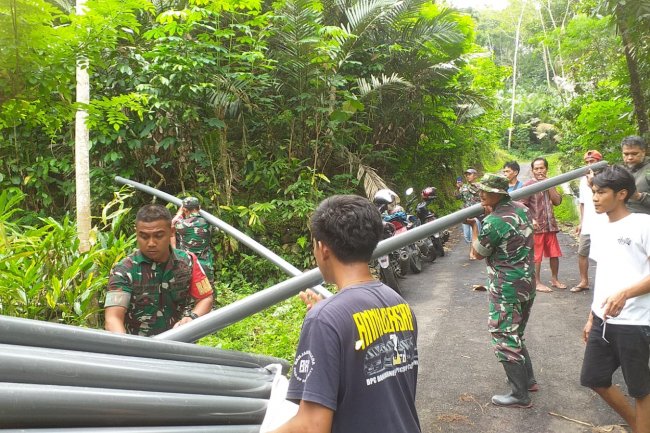 BABINSA BERSAMA POKTAN LAKSANAKAN KEGIATAN PEMASANGAN PIPA AIR  