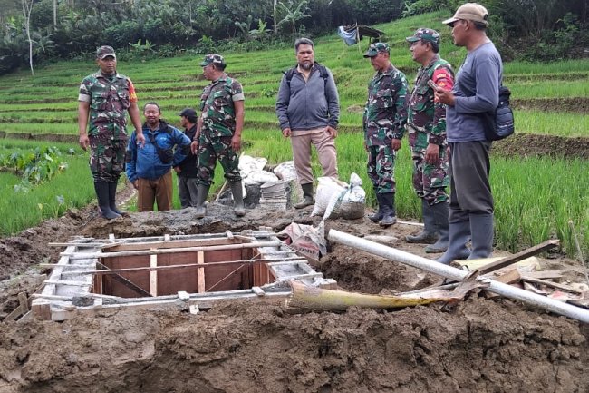Danramil Dan Babinsa Melaksanakan Pendampingan Kegiatan Pompanisasi Di Desa Binaan 