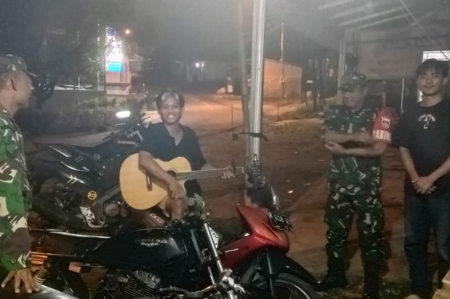 Pastikan Keamanan Warga,Babinsa Koramil 13/Banjarmangu Patroli Malam hari di wilayah Binaan