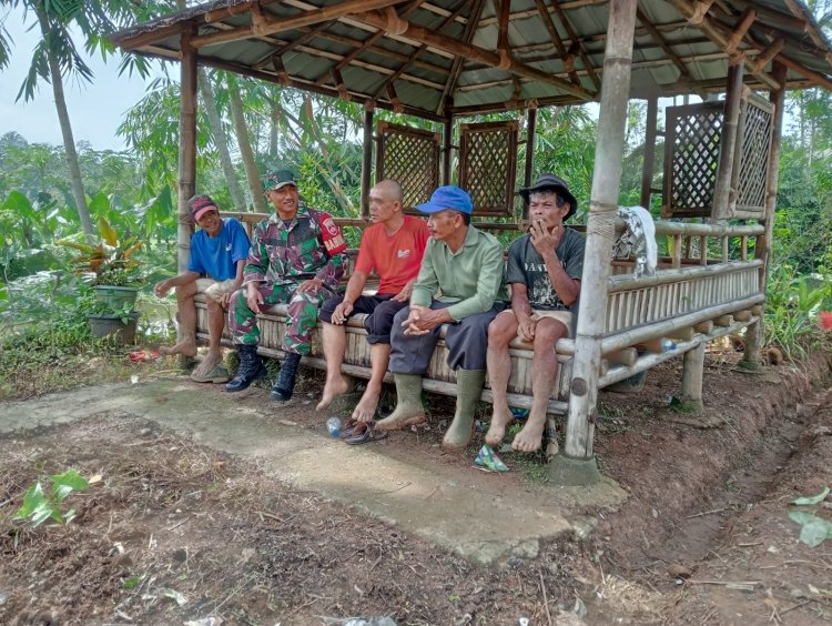 Babinsa Ciptakan Keakraban dengan Warga Binaan Melalui Komsos