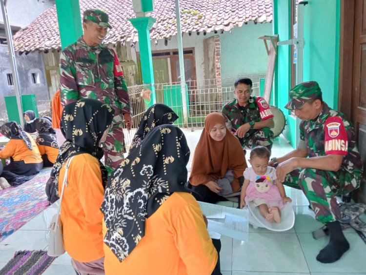Babinsa Laksanakan Pendampingan Integrasi Layanan Primer Posyandu Balita dan Usia Produktif