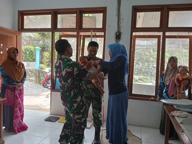 Babinsa Melaksanakan Pendampingan Kegiatan Posyandu di Desa Binaan. 