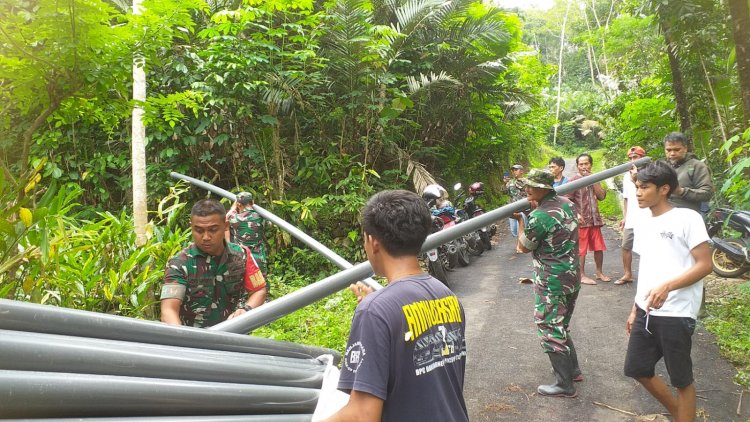 BABINSA BERSAMA POKTAN LAKSANAKAN KEGIATAN PEMASANGAN PIPA AIR  
