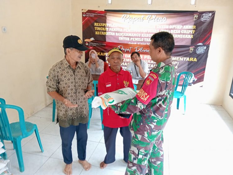 Babinsa Dampingi Pendistribusian Beras dari Bulog Tahun 2024 