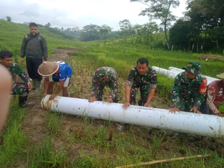 Babinsa  Melaksanakan Kegiatan Pipanisasi Bersama Poktan Tirta Merawu di Desa Jenggawur