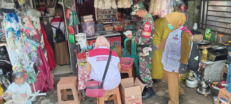 BABINSA LAKSANAKAN PENDAMPINGAN PEMERIKSAAN MAKANAN KADALUARSA DI PASAR TRADISIONAL