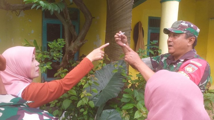 Babinsa Koramil 13/Banjarmangu Laksanakan Pendampingan Pemberantasan Sarang Nyamuk Bersama Dinas Kesehatan 