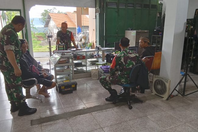 Babinsa Laksanakan Komsos dengan Tokoh Masyarakat di Desa Kesenet 