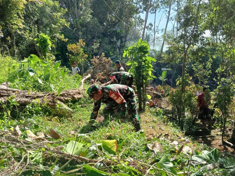 Kerja Bakti Pembersihan Makam oleh Babinsa Desa Gripit