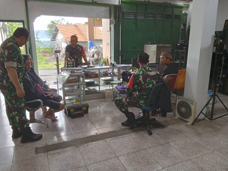 Babinsa Laksanakan Komsos dengan Tokoh Masyarakat di Desa Kesenet 