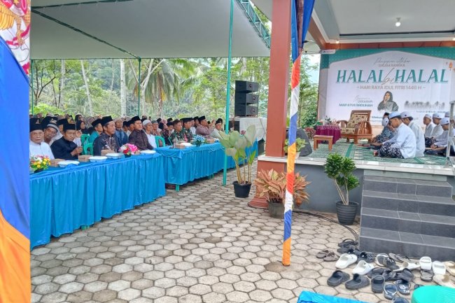 Pererat silaturahmi Babinsa Menghadiri Undangan Pengajian Dan Halal bihalal Di Desa Binaan 