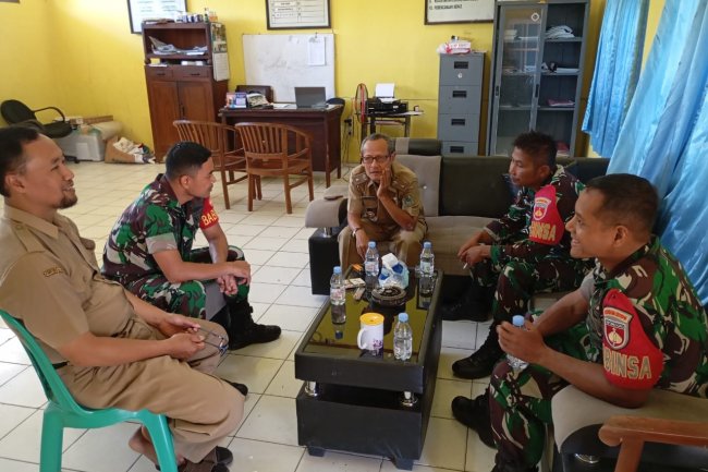 Jalin Silaturahmi Babinsa Melaksanakan Komsos Dengan kades dan Perangkat Desa Binaan