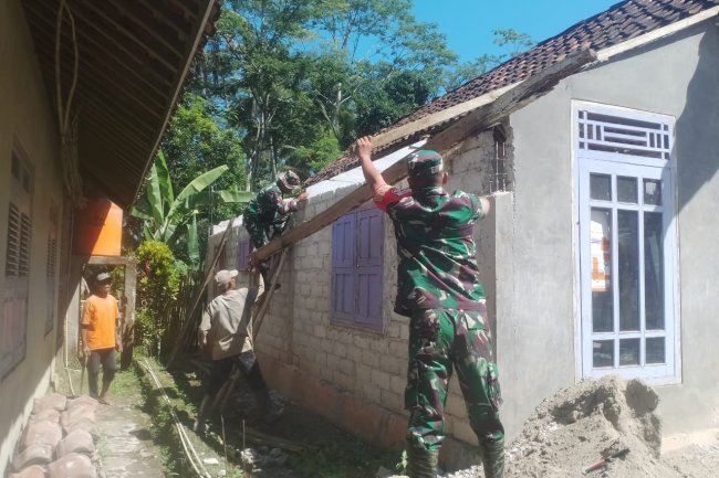 BABINSA KORAMIL 13/ BANJARMANGU BERSAMA WARGA GELAR KERJA BAKTI REHAB RUMAH DI DUSUN TELAGA