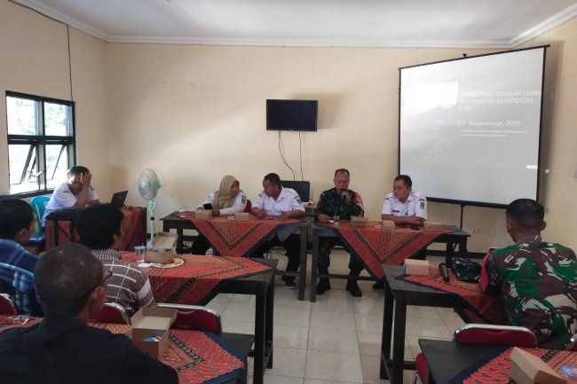 Babinsa Hadiri Sosialisasi Sekolah Lapang Tematik Komoditas Kopi di Kecamatan Banjarmangu