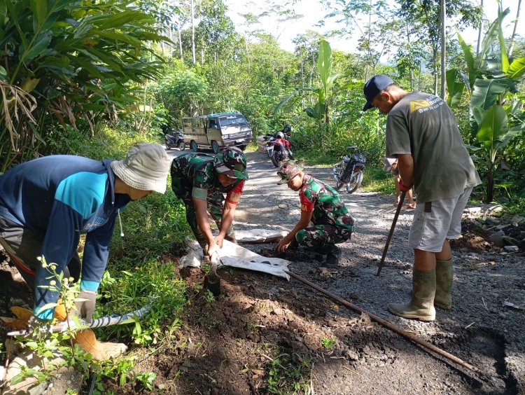 BABINSA KORAMIL 13/BANJARMANGU MELAKSANAKAN KERJA BAKTI PERBAIKAN JALAN PENGHUBUNG ANTAR DESA