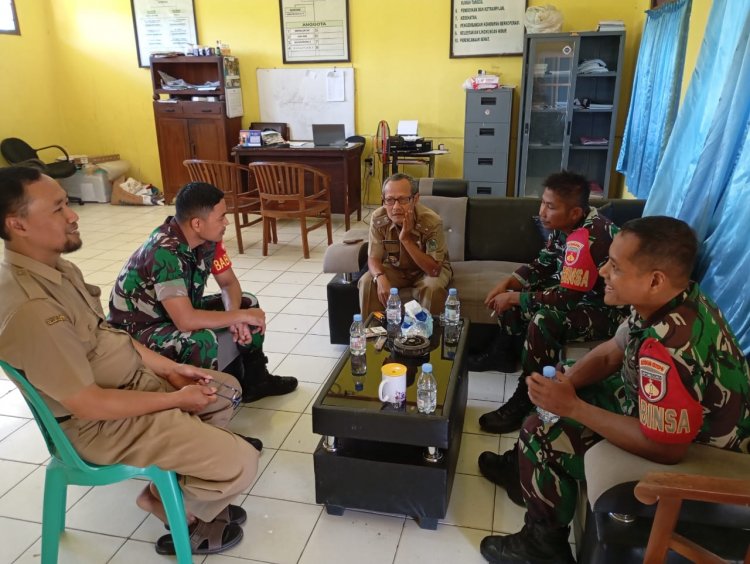 Jalin Silaturahmi Babinsa Melaksanakan Komsos Dengan kades dan Perangkat Desa Binaan