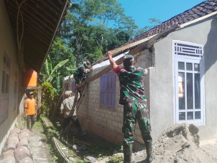 BABINSA KORAMIL 13/ BANJARMANGU BERSAMA WARGA GELAR KERJA BAKTI REHAB RUMAH DI DUSUN TELAGA