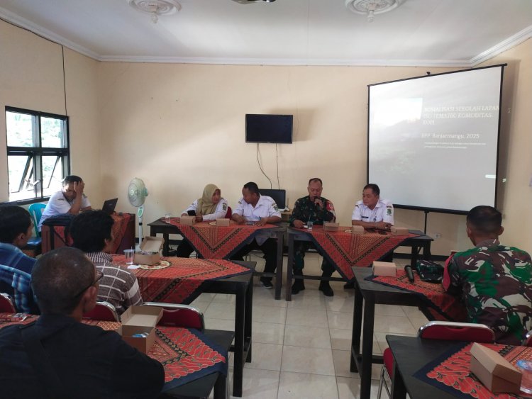 Babinsa Hadiri Sosialisasi Sekolah Lapang Tematik Komoditas Kopi di Kecamatan Banjarmangu