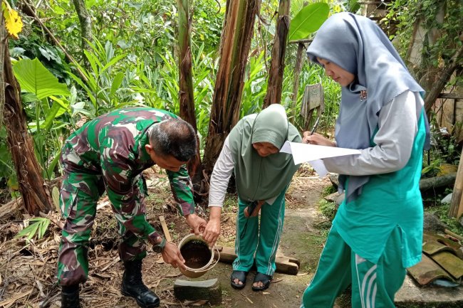 Babinsa Koramil 13/Bmu Melaksanakan Pendampingan Pemberantasan Sarang Nyamuk 