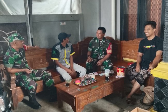 Babinsa Ciptakan Keakraban dengan Warga Binaan Melaksanakan Komsos Di Wilayah