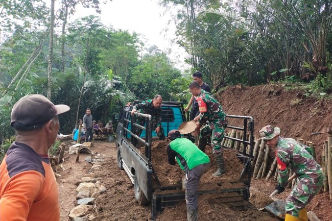 Babinsa Berbaur Dengan Warga Memperbaiki Jalan Darurat menuju Perkampungan 