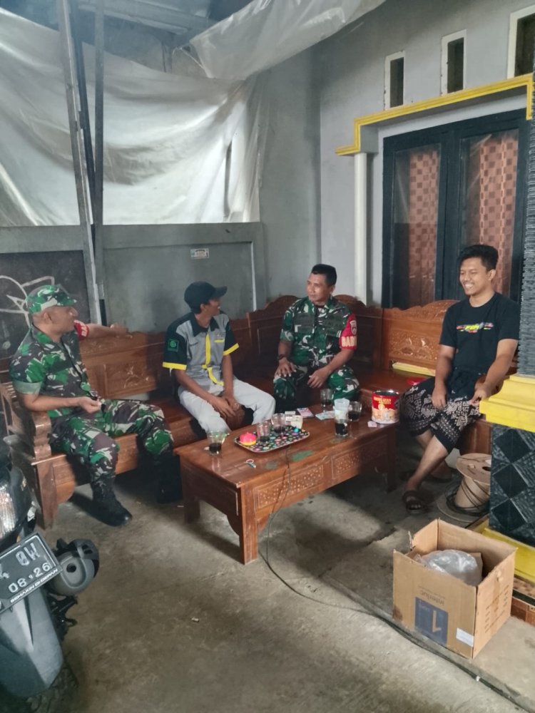 Babinsa Ciptakan Keakraban dengan Warga Binaan Melaksanakan Komsos Di Wilayah