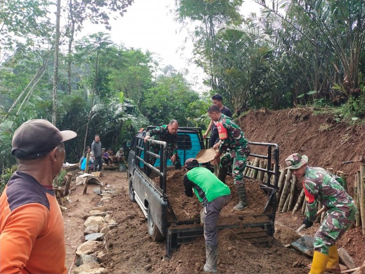 Babinsa Berbaur Dengan Warga Memperbaiki Jalan Darurat menuju Perkampungan 