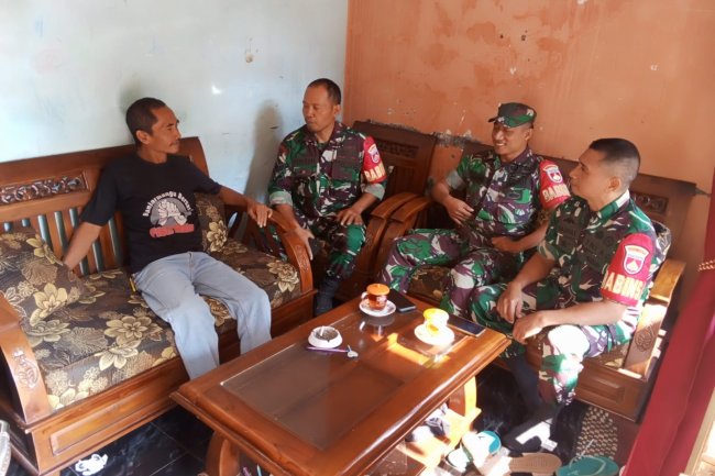 Babinsa Melaksanakan Komsos Dengan Tokoh Masyarakat Di wilayah Binaan 