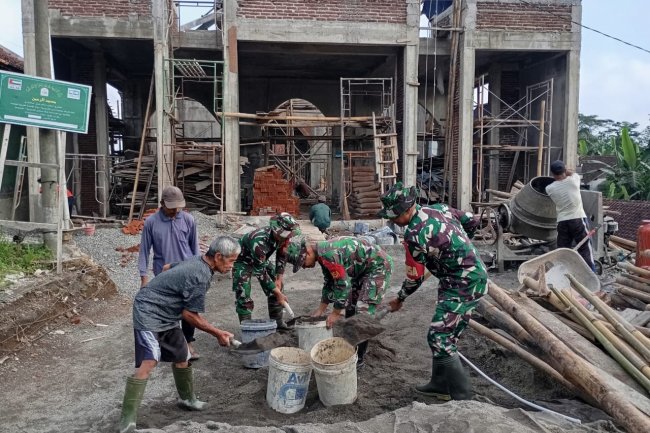 Babinsa Koramil 13/Banjarmangu Gotong Royong Bangun Masjid di Desa Beji