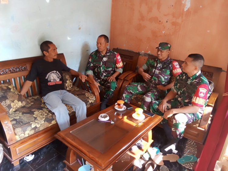 Babinsa Melaksanakan Komsos Dengan Tokoh Masyarakat Di wilayah Binaan 