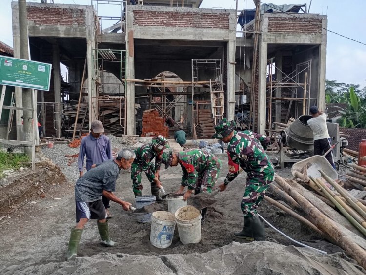 Babinsa Koramil 13/Banjarmangu Gotong Royong Bangun Masjid di Desa Beji