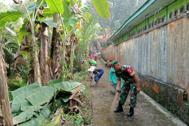 Babinsa Bersama Warga Bergotong royong Membersihkan jalan dan Parit Di Desa Binaan