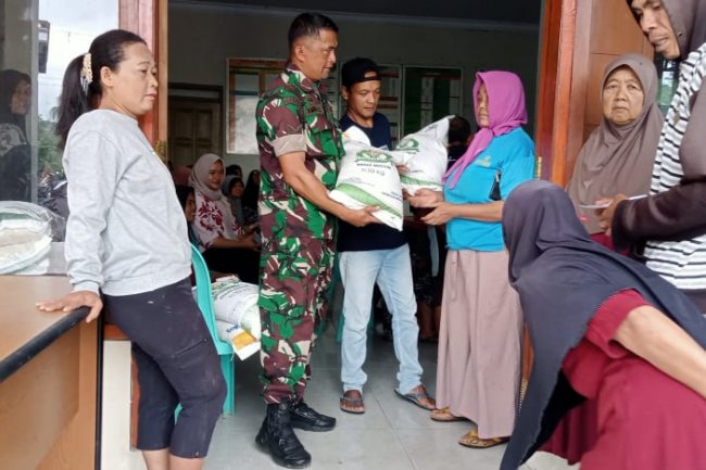 Babinsa Koramil 13/ Banjarmangu Melaksanakan Pendampingan Penyaluran Bantuan Pangan berupa Beras