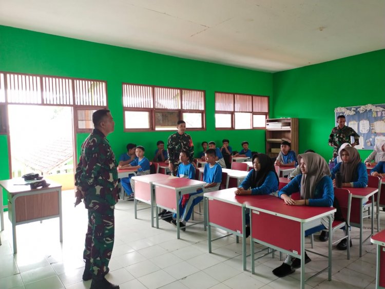 Babinsa Melaksanakan Kegiatan Pembinaan Mental,karakter dan PBB Masa Pengenalan Lingkungan Sekolah 