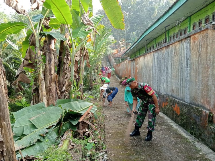 Babinsa Bersama Warga Bergotong royong Membersihkan jalan dan Parit Di Desa Binaan