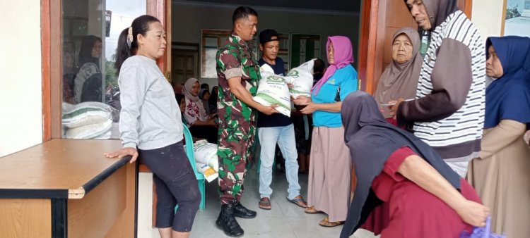 Babinsa Koramil 13/ Banjarmangu Melaksanakan Pendampingan Penyaluran Bantuan Pangan berupa Beras
