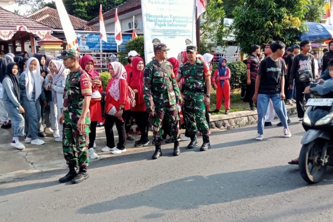 Babinsa Koramil 13/BMU Melaksanakan Kegiatan Pengamanan Jalan Sehat Di Kecamatan Banjarmangu
