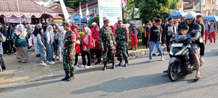 Babinsa Koramil 13/BMU Melaksanakan Kegiatan Pengamanan Jalan Sehat Di Kecamatan Banjarmangu