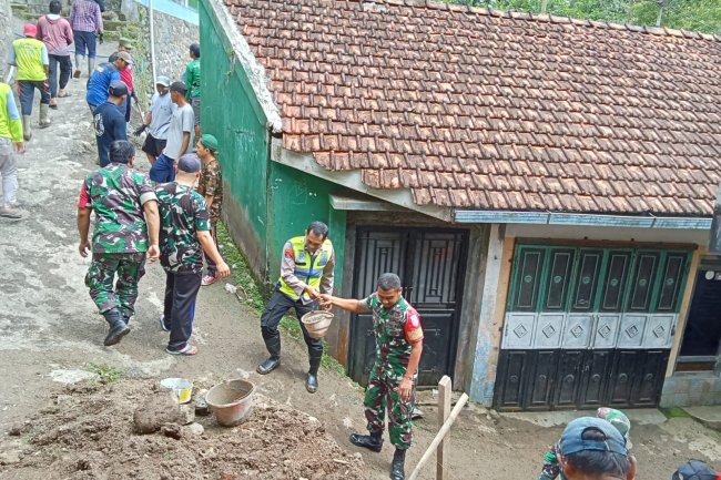 Babinsa Bersama Warga Melaksanakan Kerja Bakti Perbaikan Talut Di Wilayah Desa Binaan 