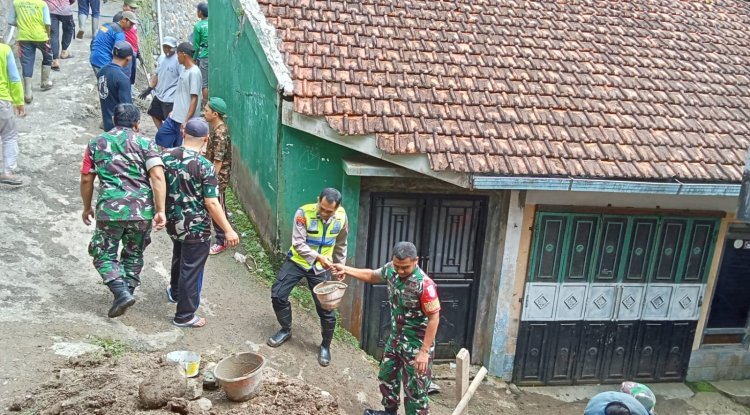 Babinsa Bersama Warga Melaksanakan Kerja Bakti Perbaikan Talut Di Wilayah Desa Binaan 