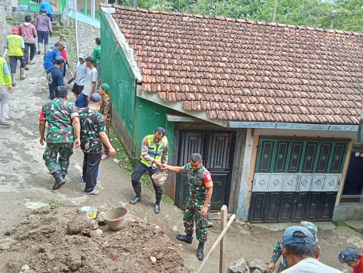 Babinsa Bersama Warga Melaksanakan Kerja Bakti Perbaikan Talut Di Wilayah Desa Binaan 
