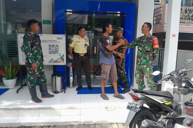 Memberikan Rasa Nyaman dan Aman Kepada Nasabah Babinsa Koramil 13/BMG Melaksanakan Patroli di Kantor Cabang BRI Wilayah Binaan