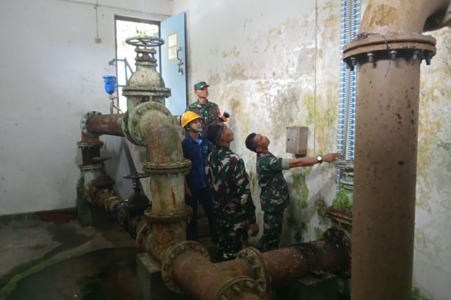PASTIKAN PENYALURAN AIR BERSIH TERPENUHI BABINSA KORAMIL 13/BMG SAMBANGI KANTOR PDAM 