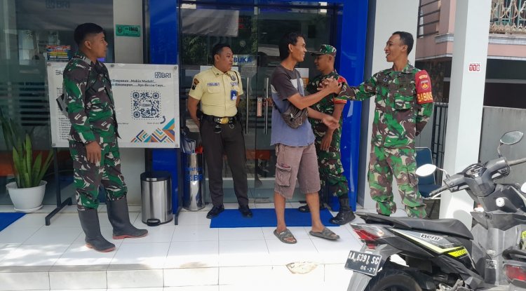 Memberikan Rasa Nyaman dan Aman Kepada Nasabah Babinsa Koramil 13/BMG Melaksanakan Patroli di Kantor Cabang BRI Wilayah Binaan