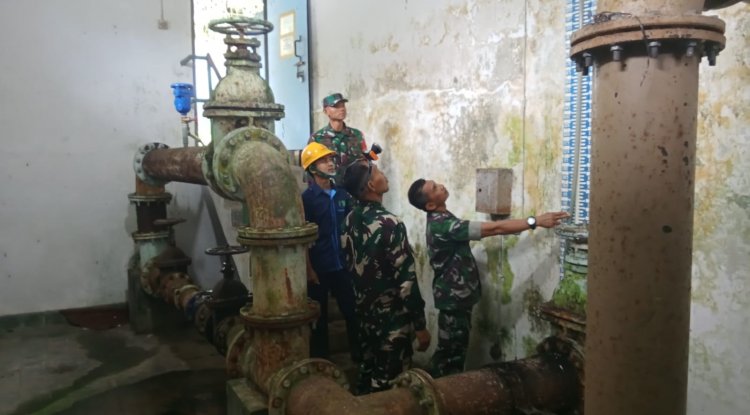 PASTIKAN PENYALURAN AIR BERSIH TERPENUHI BABINSA KORAMIL 13/BMG SAMBANGI KANTOR PDAM 