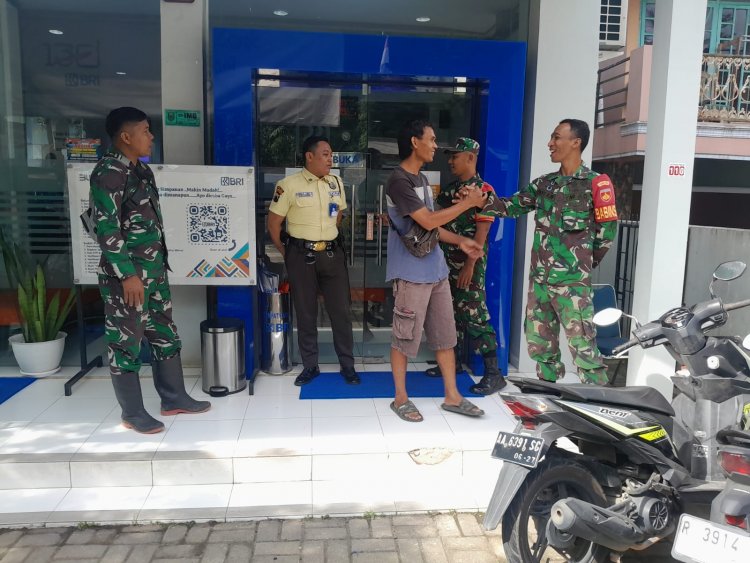 Memberikan Rasa Nyaman dan Aman Kepada Nasabah Babinsa Koramil 13/BMG Melaksanakan Patroli di Kantor Cabang BRI Wilayah Binaan