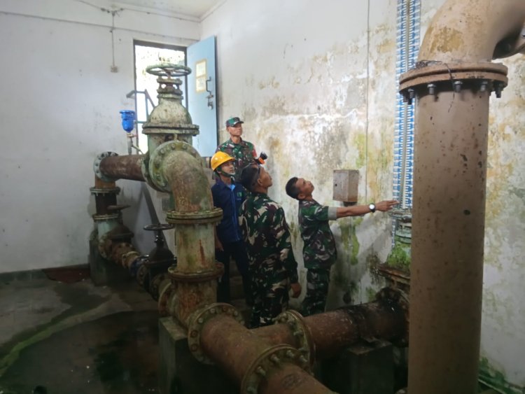 PASTIKAN PENYALURAN AIR BERSIH TERPENUHI BABINSA KORAMIL 13/BMG SAMBANGI KANTOR PDAM 
