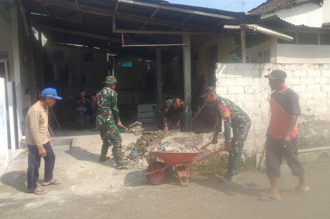 Babinsa Koramil 13/ Banjarmangu Sigap Bantu Warga Bangun RTLH
