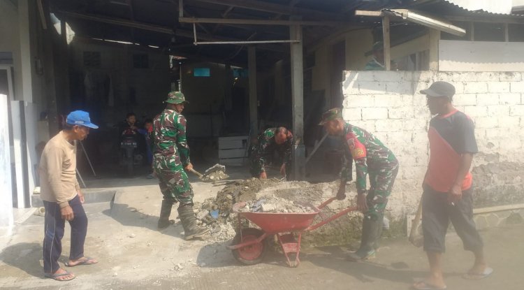 Babinsa Koramil 13/ Banjarmangu Sigap Bantu Warga Bangun RTLH
